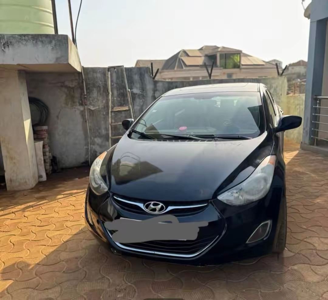 Hyundai Elantra de couleur noire, avec un design élégant et moderne